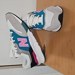 FOR SALE EXCELLENT USED CONDITION NEW BALANCE 997H SIZE 10.